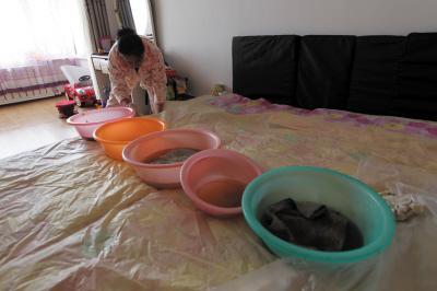 荥经楼上漏水，住户失联，小区没物管，业主维权难！律师来支招……